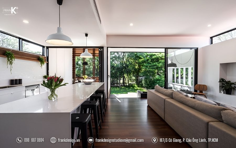 Không gian mở liên thông giữa phòng khách, bếp và bàn ăn giúp nhà phố đẹp trên đất hẹp thông thoáng, tối ưu ánh sáng và kết nối công năng